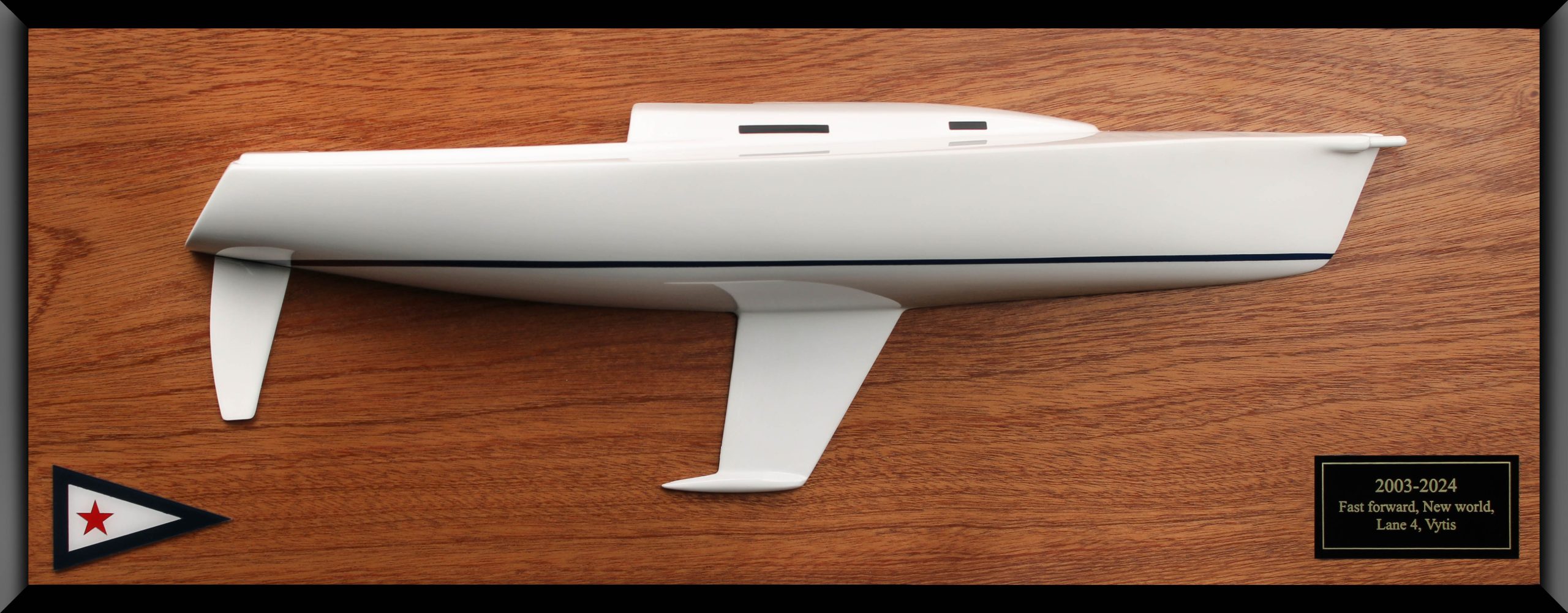 J105-Half Hull with Cabin and Cockpit Only - Imagen 2