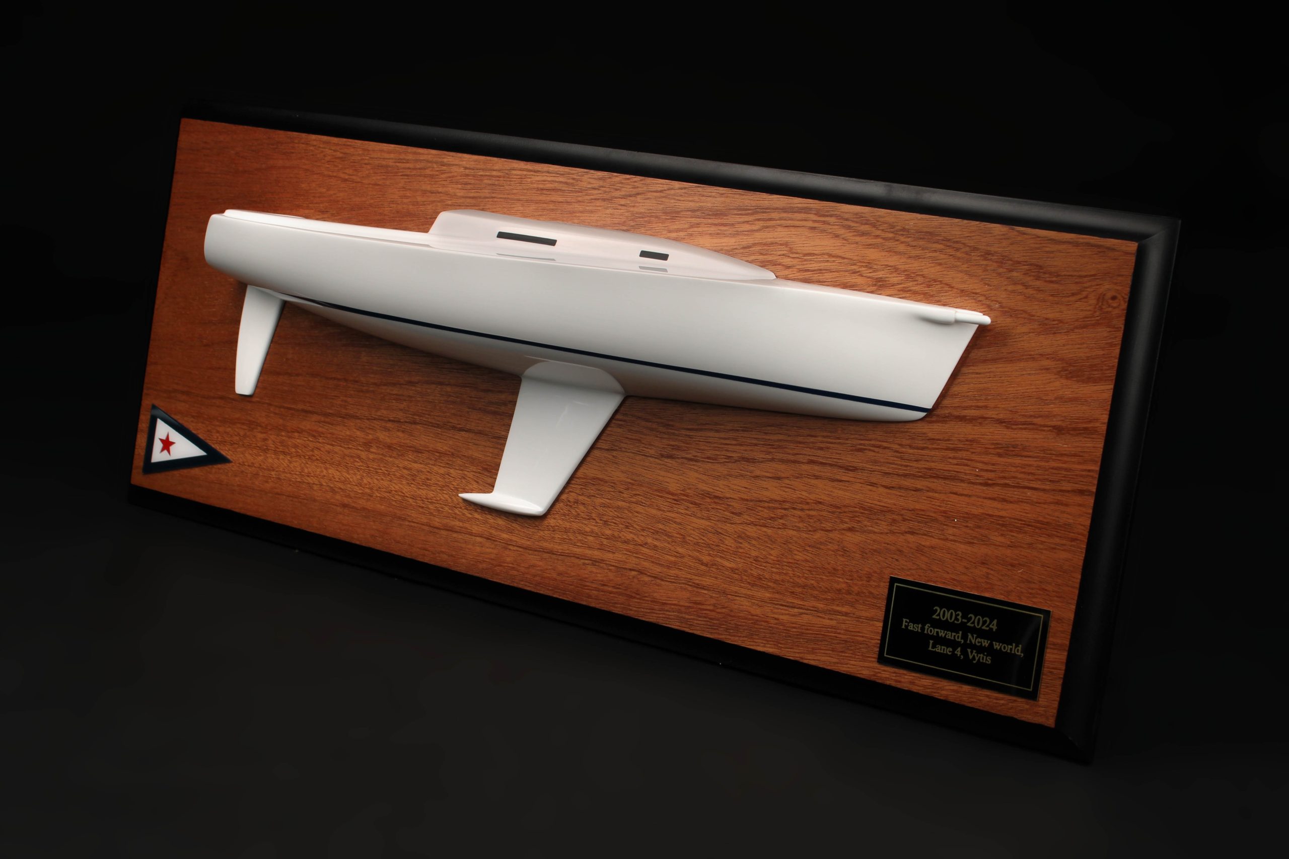 J105-Half Hull with Cabin and Cockpit Only - Imagen 3