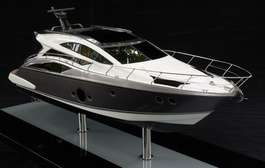 Custom Models - Marquis Yachts - Marquis 500 Sport Coupe - Abordage