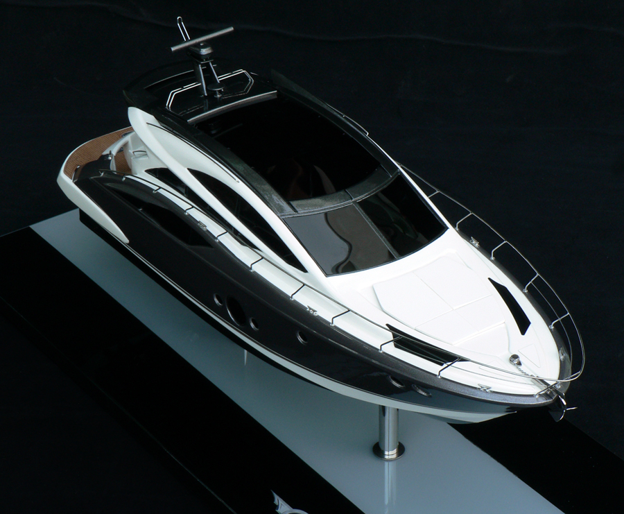 Custom Models - Marquis Yachts - Marquis 500 Sport Coupe - Abordage