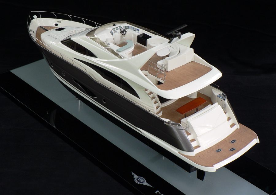 Custom Models - Marquis Yachts - Marquis 720 Fly Bridge - Abordage