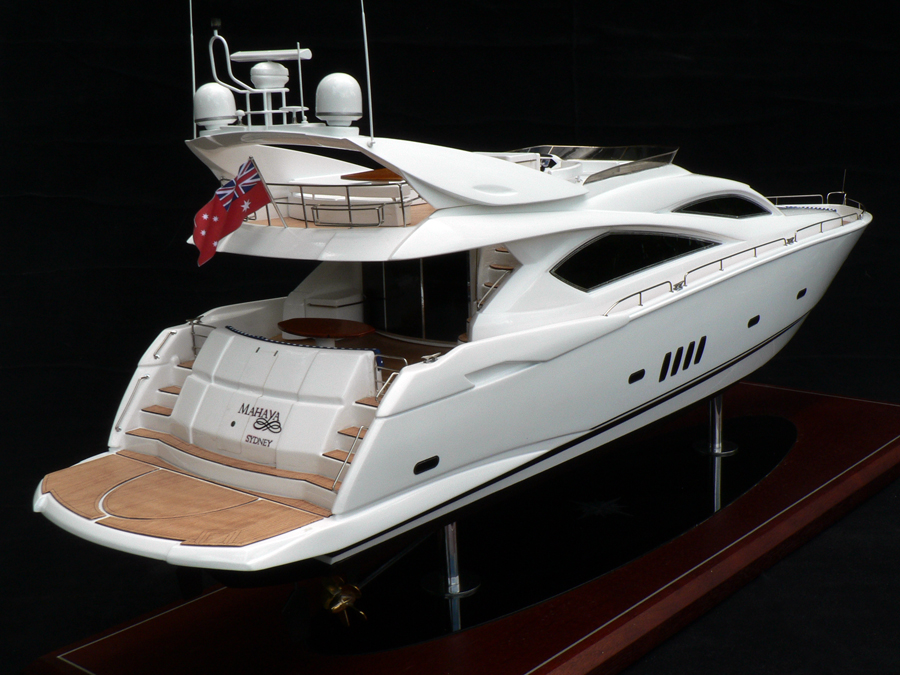 Custom Models - Sunseeker - Sunseeker 82 Motor Yacht "Mahaya" - Abordage