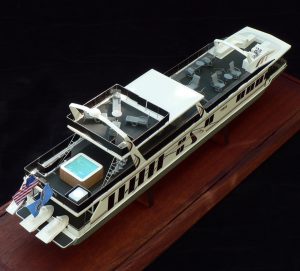 Custom Models - Fantasy Yachts Houseboat - Fantasy Yachts Houseboat 110 "Cents Less" - Abordage