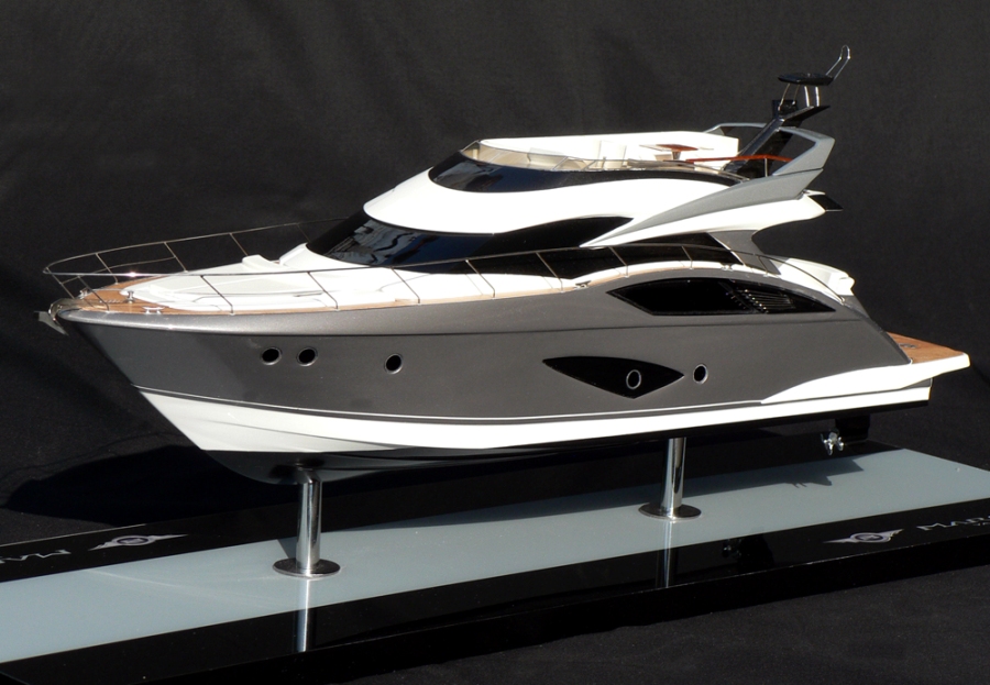 Custom Models - Marquis Yachts - Marquis 630 Sport Bridge - Abordage