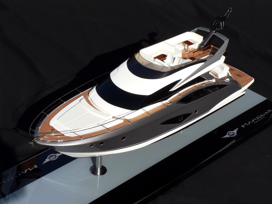 Custom Models - Marquis Yachts - Marquis 630 Sport Bridge - Abordage