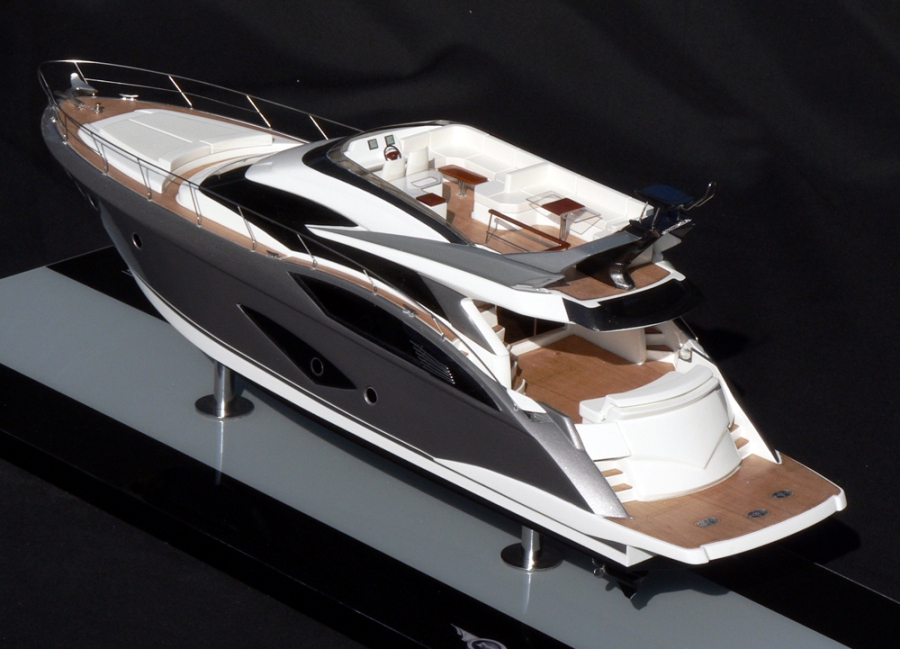 Custom Models - Marquis Yachts - Marquis 630 Sport Bridge - Abordage