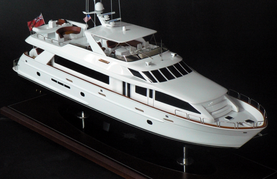 Custom Models - Hatteras - Hatteras 100 Motor Yacht "Bravina" - Abordage