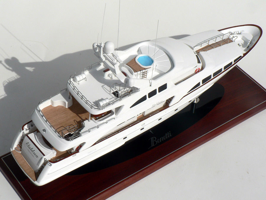 Custom Models - Benetti - Benetti 115 "Elaldrea" - Abordage