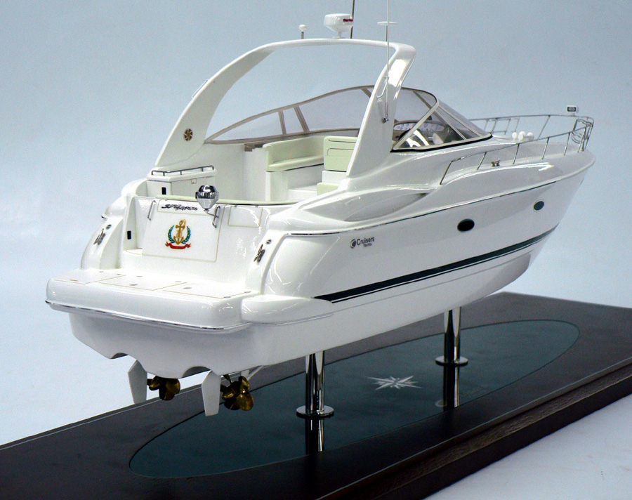 Custom Models - Cruisers Yachts - Cruisers Yachts 370 Express "M.D.J - Abordage