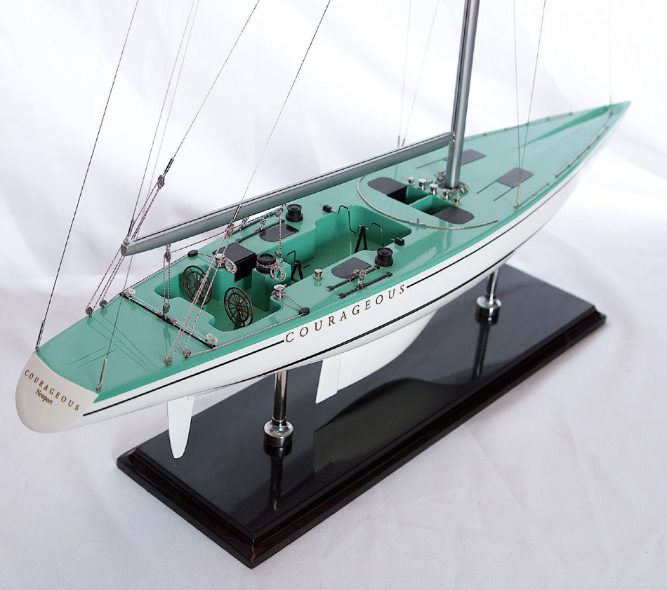 America's Cup Boats - - Courageous 1974 - Abordage