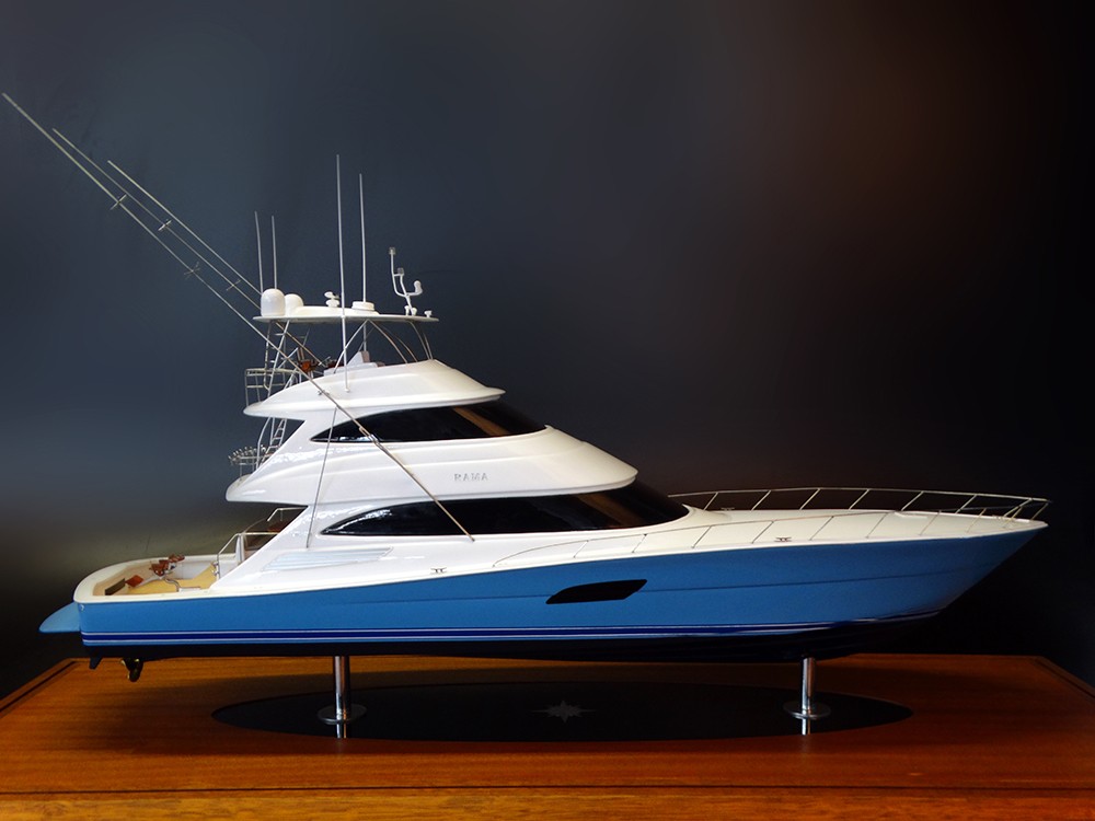Custom Models - Viking Yachts - Viking 92 enclosed bridge with a skybridge custom model - Abordage