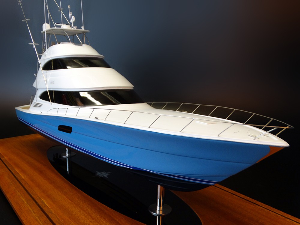 Custom Models - Viking Yachts - Viking 92 enclosed bridge with a skybridge custom model - Abordage