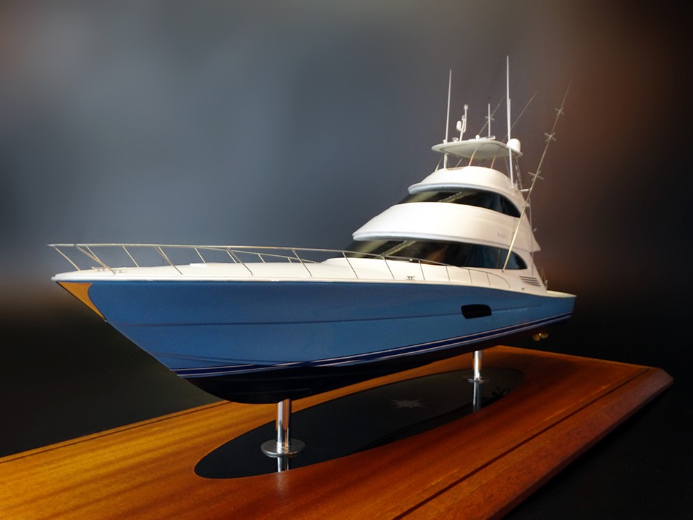 Custom Models - Viking Yachts - Viking 92 enclosed bridge with a skybridge custom model - Abordage