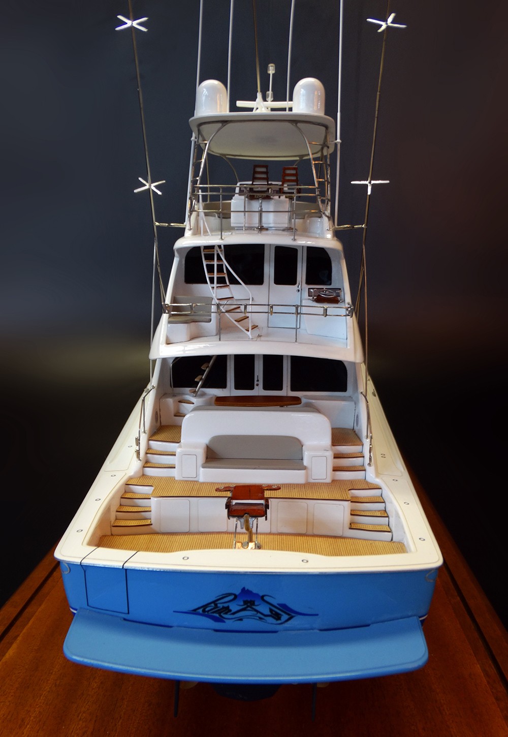 Custom Models - Viking Yachts - Viking 92 enclosed bridge with a skybridge custom model - Abordage