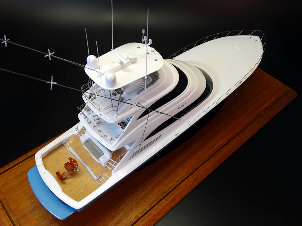 Custom Models - Viking Yachts - Viking 92 enclosed bridge with a skybridge custom model - Abordage