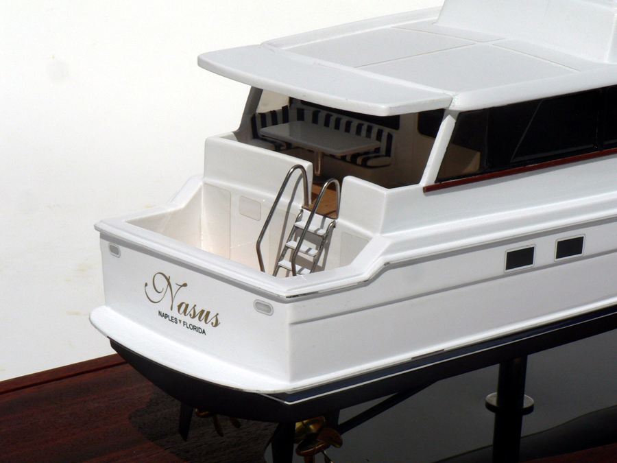 Custom Models - Hatteras - Hatteras 74 "Nasus" - Abordage