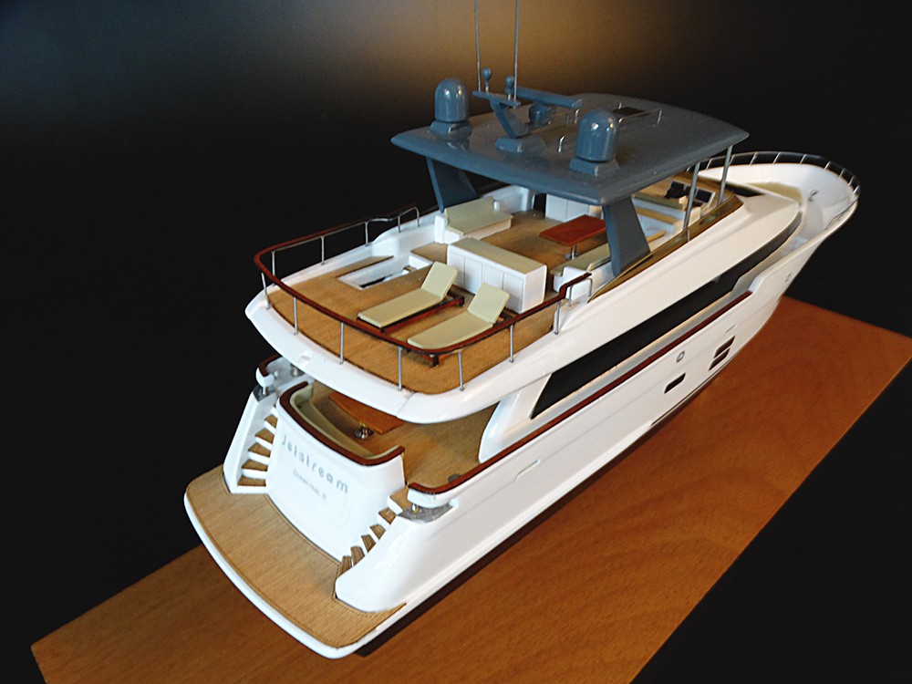 Custom Models - Hatteras - Hatteras 90 MY desk model - Abordage