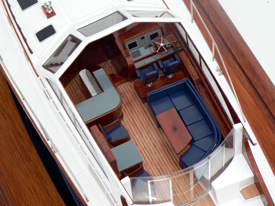 Custom Models - Hinckley - Hinckley Talaria 55 "Thunder" - Abordage