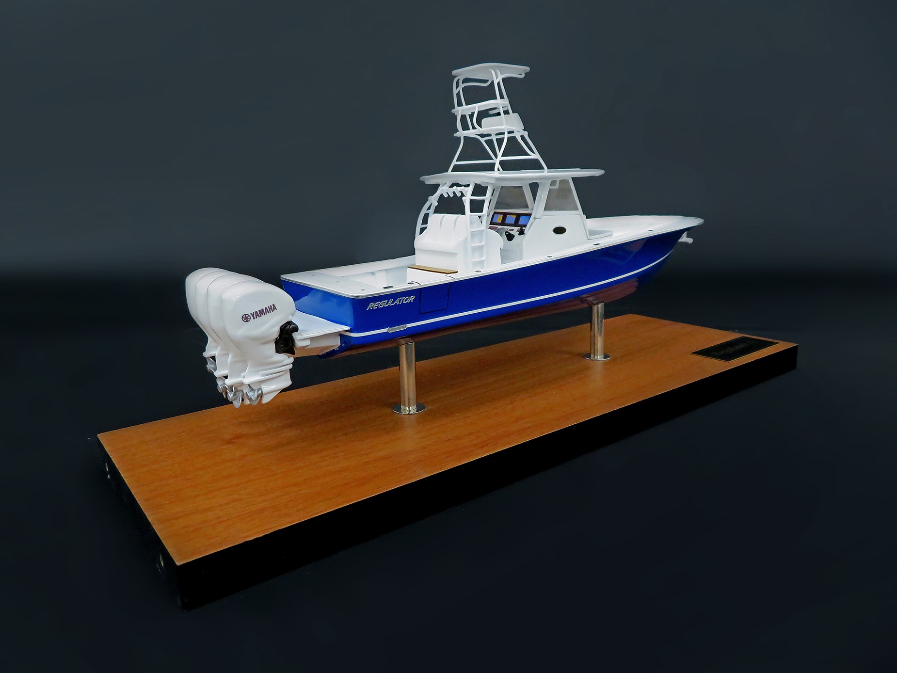 Custom Desk Models - Regulator Marine - Regulator 41 desk model - Abordage
