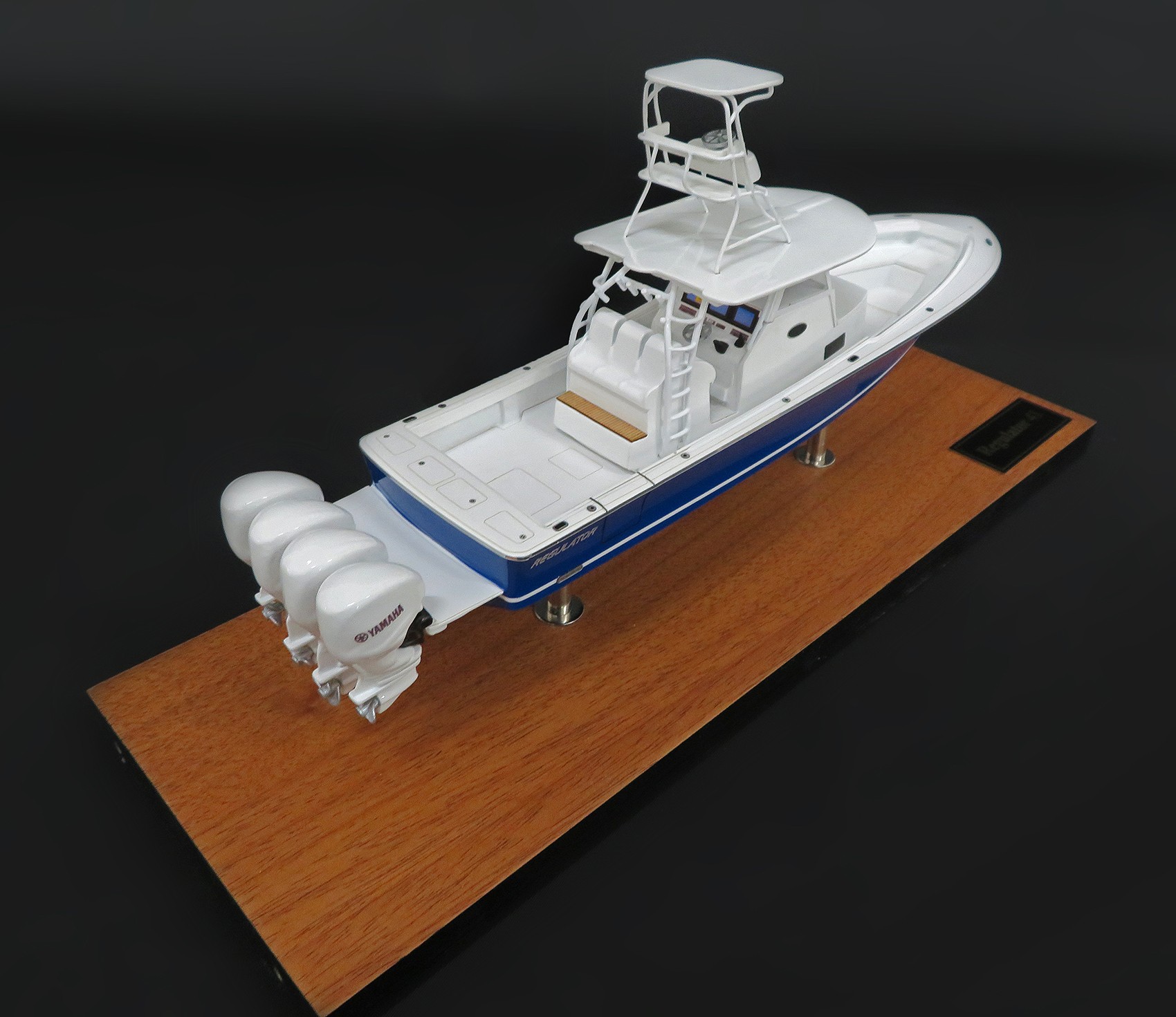 Custom Desk Models - Regulator Marine - Regulator 41 desk model - Abordage