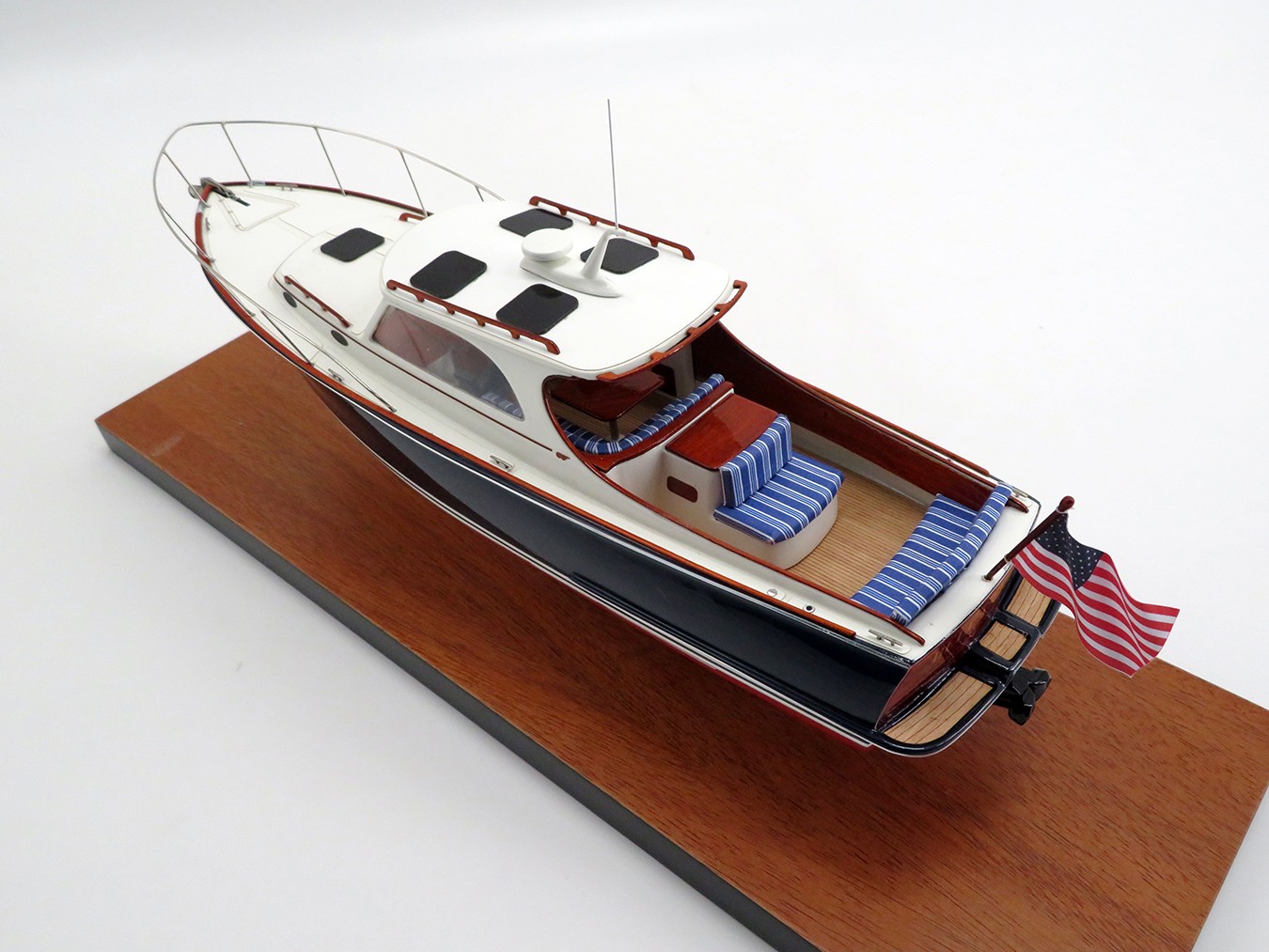 Custom Desk Models - Hinckley - Hinckley PicNic 36 custom desk model - Abordage
