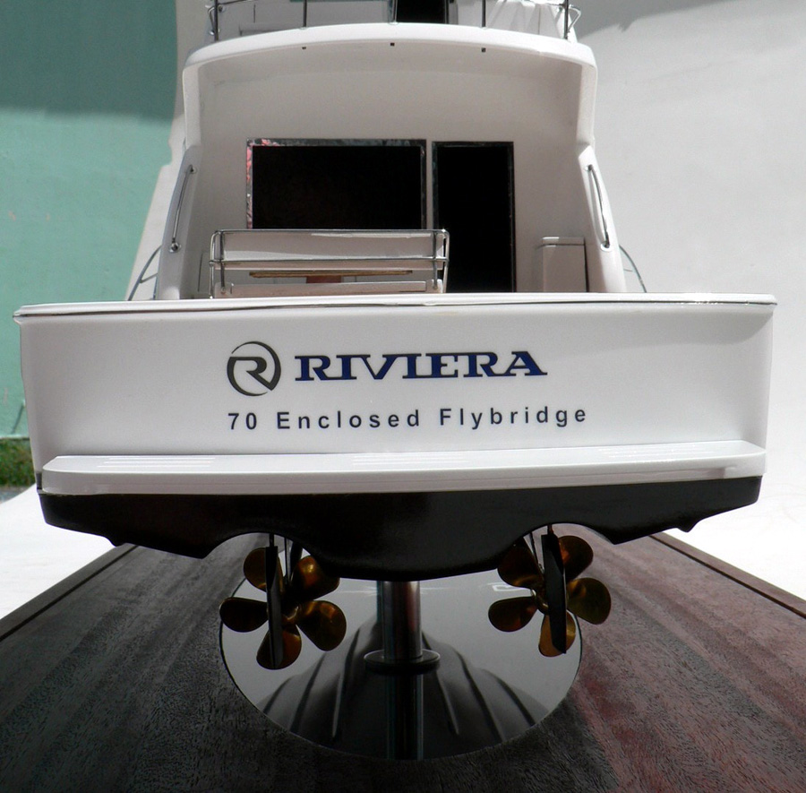 Custom Models - Riviera - Riviera 70 Enclosed Flybridge - Abordage