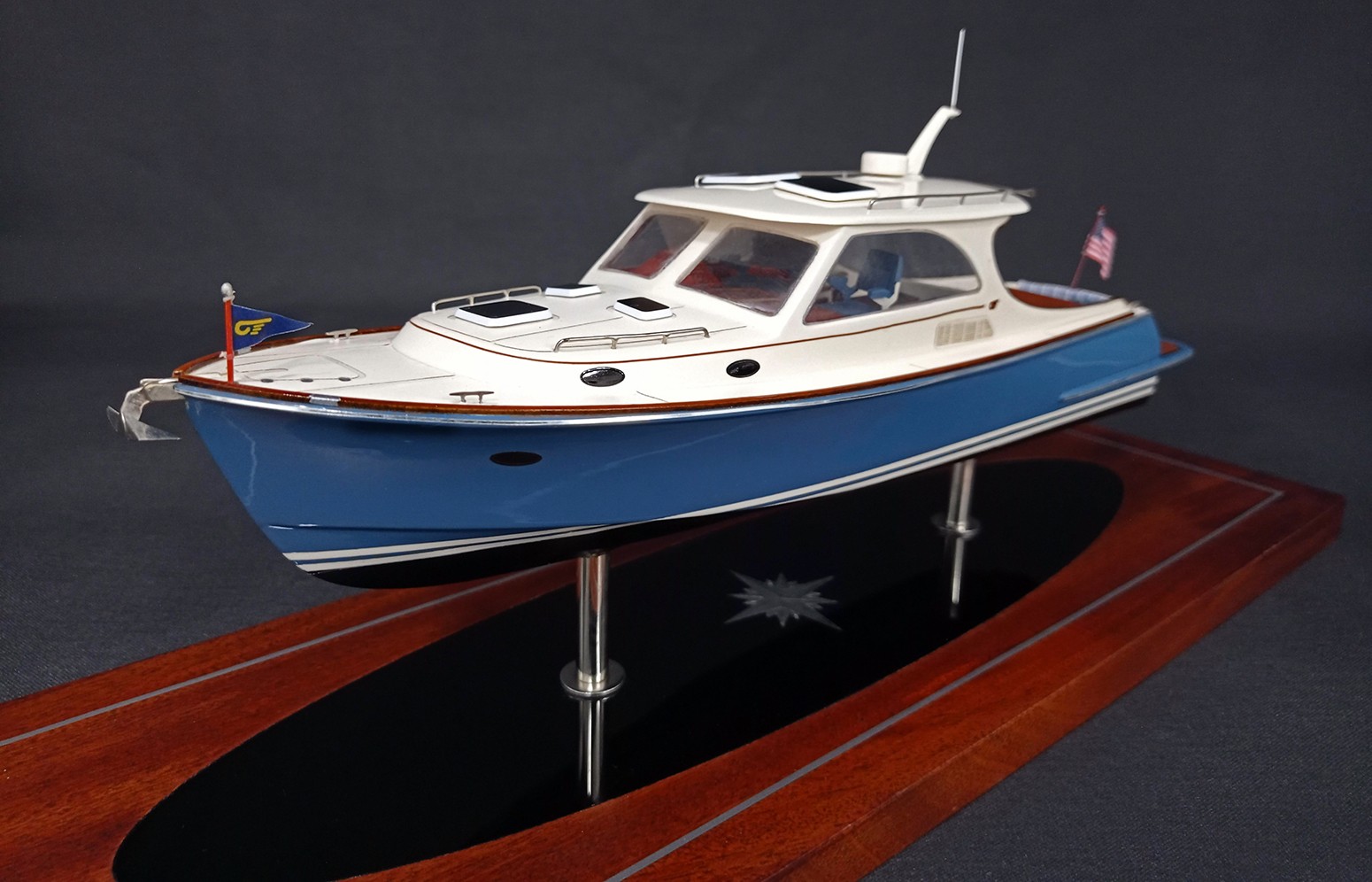 Custom Desk Models - Hinckley - Hinckley Picnic 40 custom desk model - Abordage