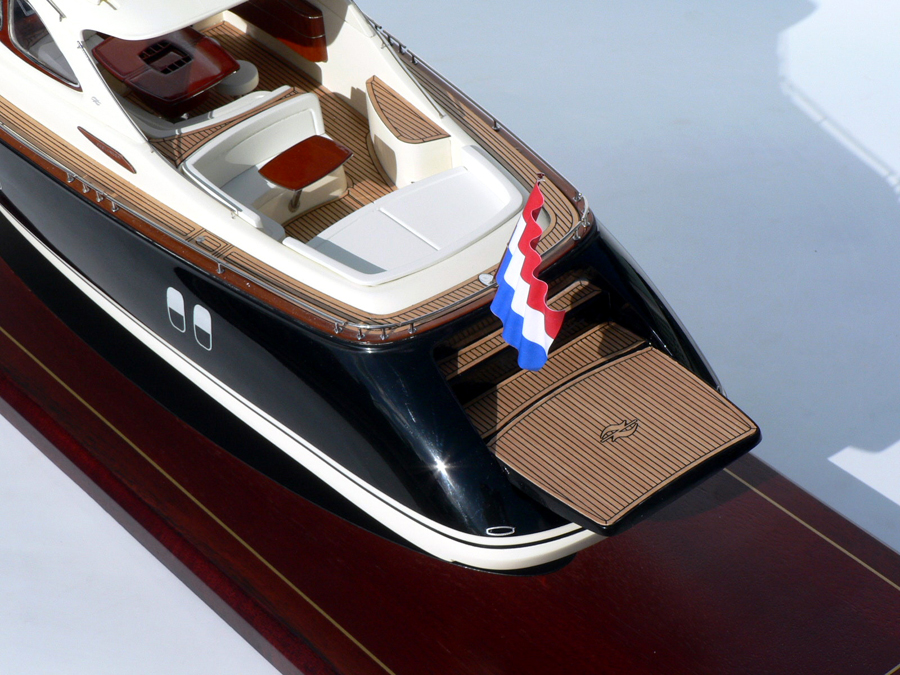 Custom Models - Zeelander - Zeelander 44 Black "Black Pearl" - Abordage