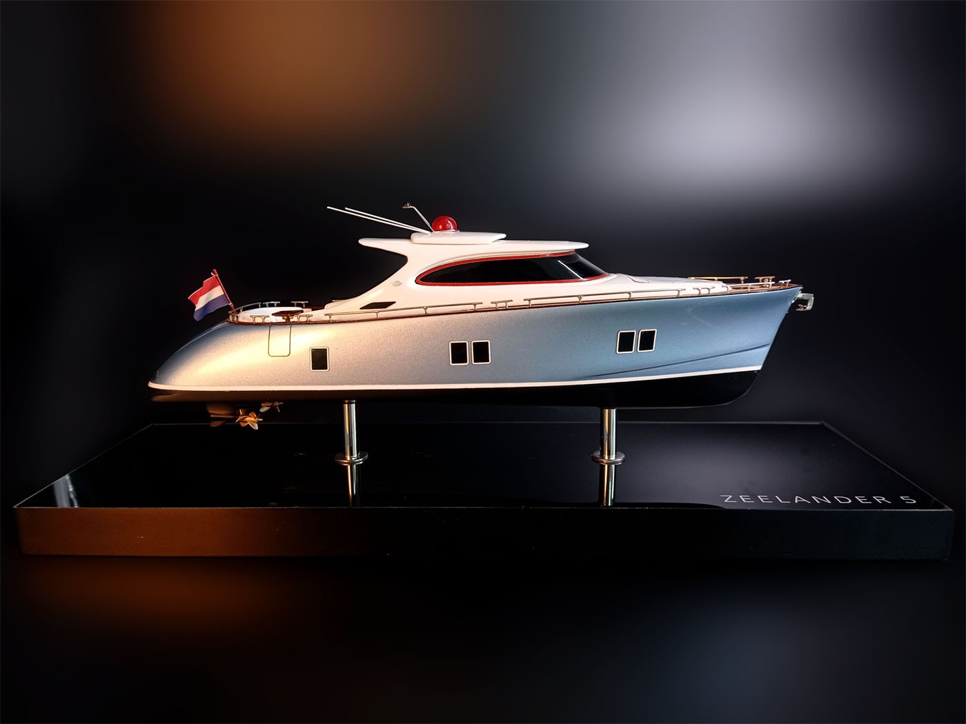 Custom Desk Models - Zeelander - Zeelander Z5 of 50 ft desk model - Abordage