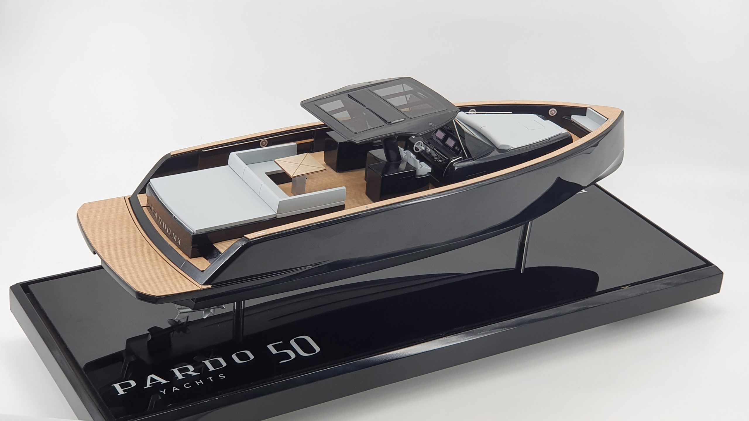 Custom Models - Pardo - Pardo 50 custom powerboat model replica - Abordage