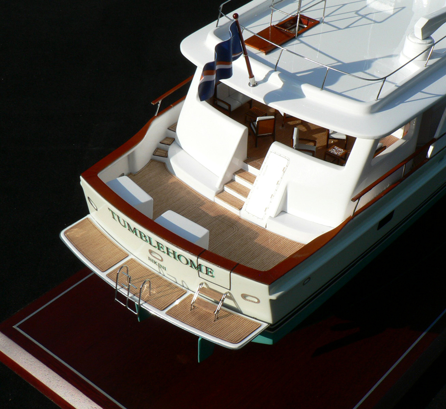 Custom Models - Hunt - Hunt 89' Motor Yacht "Tumblehome" - Abordage
