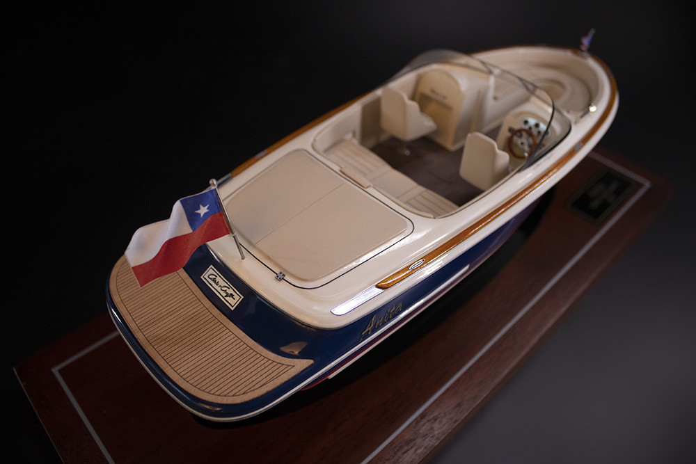 Chris Craft Launch 22 desk model