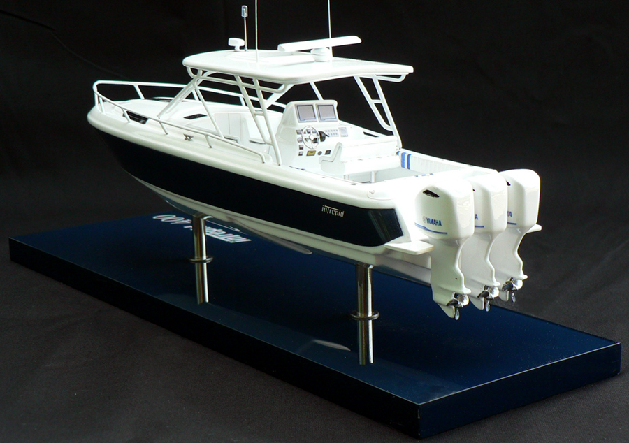 Custom Models - Intrepid Powerboats - Intrepid 400 Cuddy - Abordage