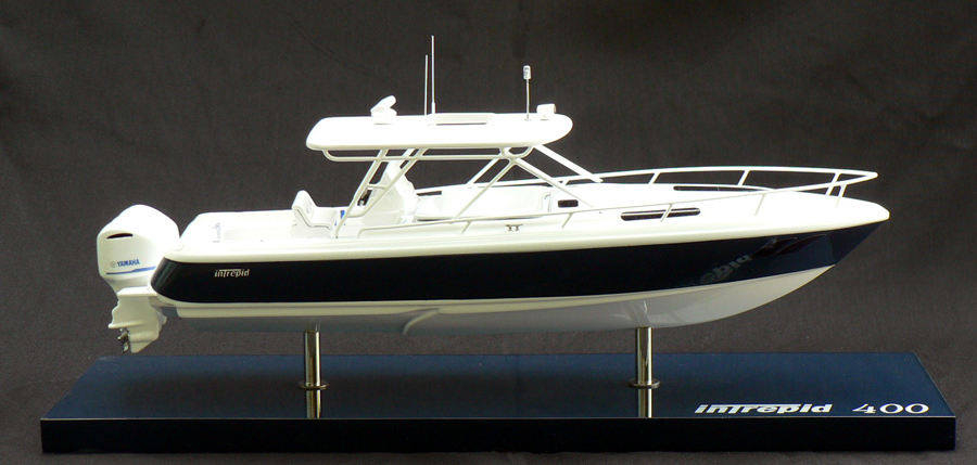 Custom Models - Intrepid Powerboats - Intrepid 400 Cuddy - Abordage